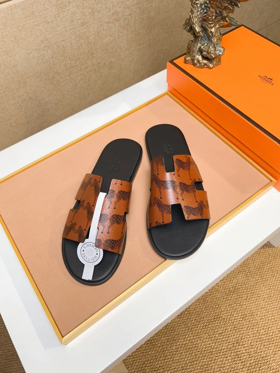 Men's clothing and shoes 💰280 💅💅💅 new arrival. Hermes Hermes official website latest counter synchronized new oran color leather H slippers, the original Paris version flew back to the original model and opened the mold to make it perfectly🍌The highest quality Sincerity, you can enter and leave the counter at will [Deyi] The upper is made of original customized  colored palm prints, crocodile print, ostrich print, colored cow leather, colored cow suede, 🤔 horse hair, 🥳 colored diamonds, 🥰 3D printing, and other genuine leather slippers, imported cow pattern foot pad lining, Italian  latest original genuine leather combination outsole Code number: 38-48 (customized at 46.47.48) Can be made into picture combination sole with genuine leather pattern and ordinary molded outsole